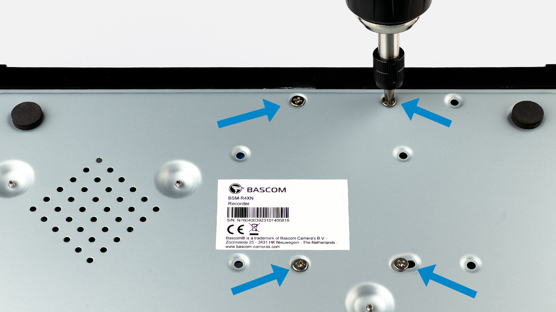r4x-unscrew-hdd-min.jpg