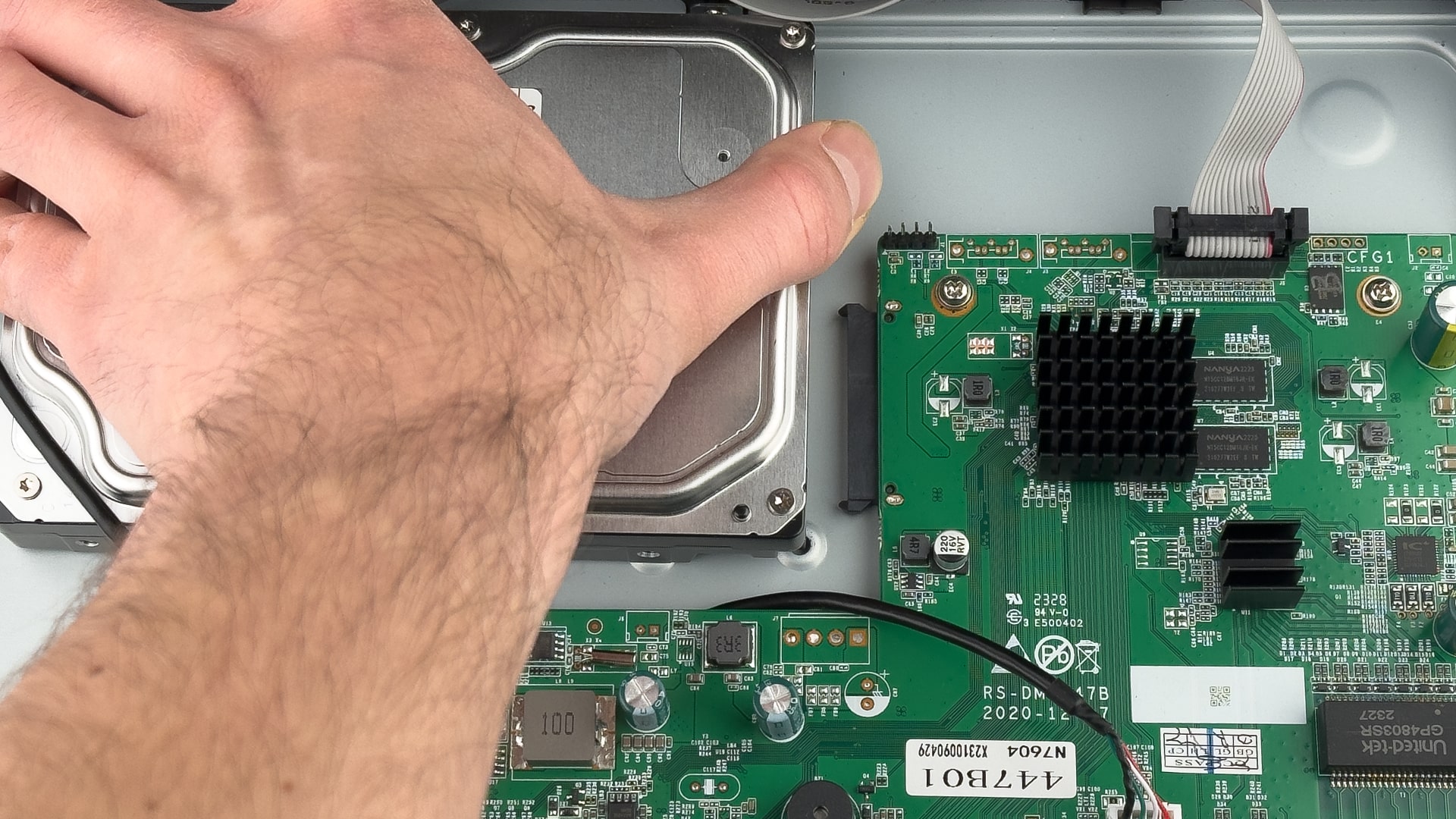 r4x-slide-hdd-min.jpg